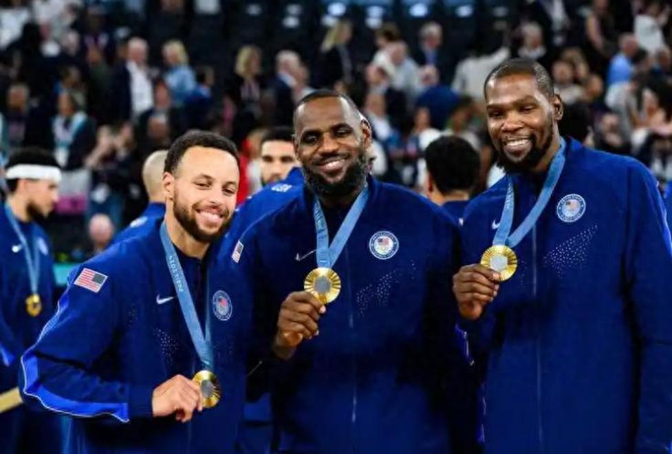 包含NBA球员登场胜利庆祝，球迷热情鼓掌欢呼的词条