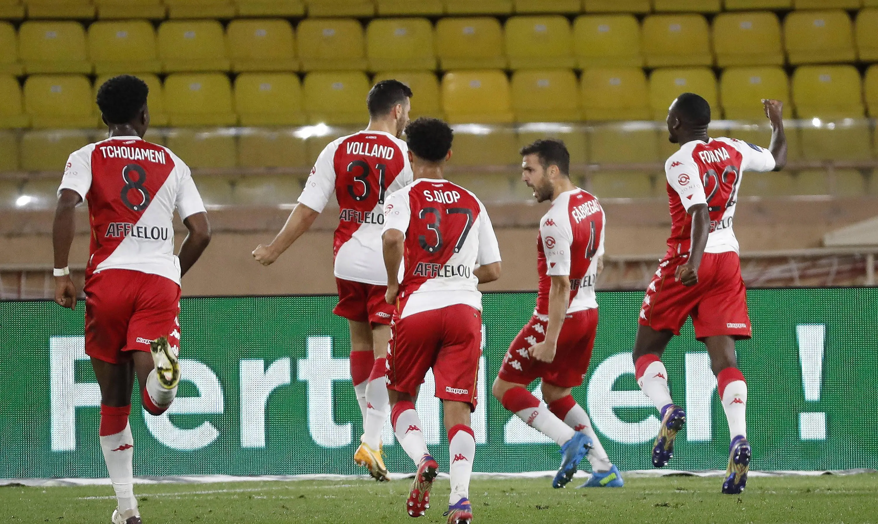 球员们实力对决,场上激情迸发 球员们实力对决,场上激情迸发