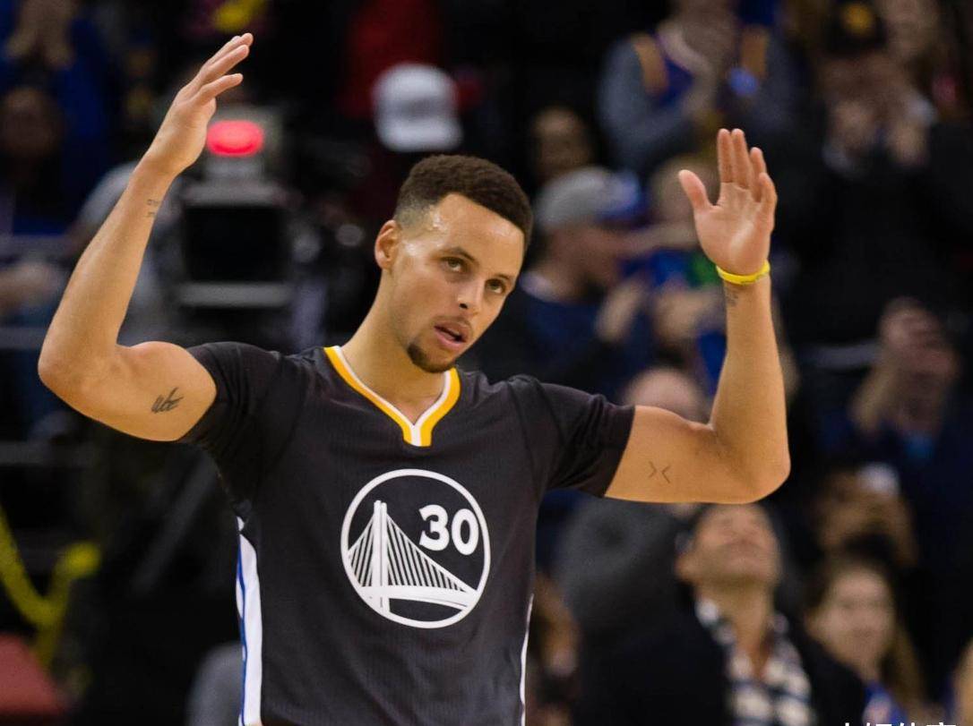 黑白直播免费体育直播-勇士再度崛起!库里与汤普森组合再度强势回归