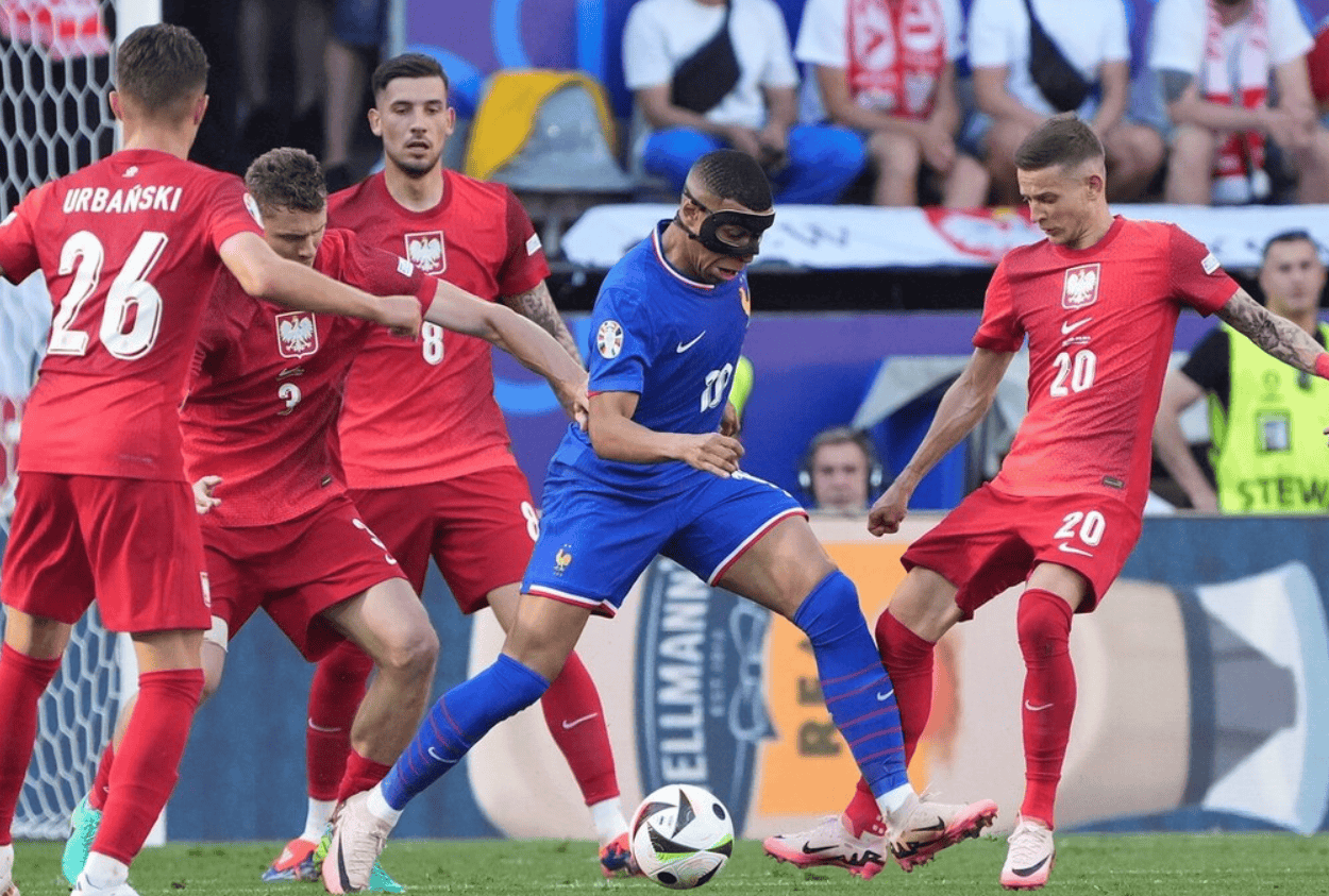 黑白直播在线观看-阿贾克斯险胜,莱万多夫斯基破坏平局