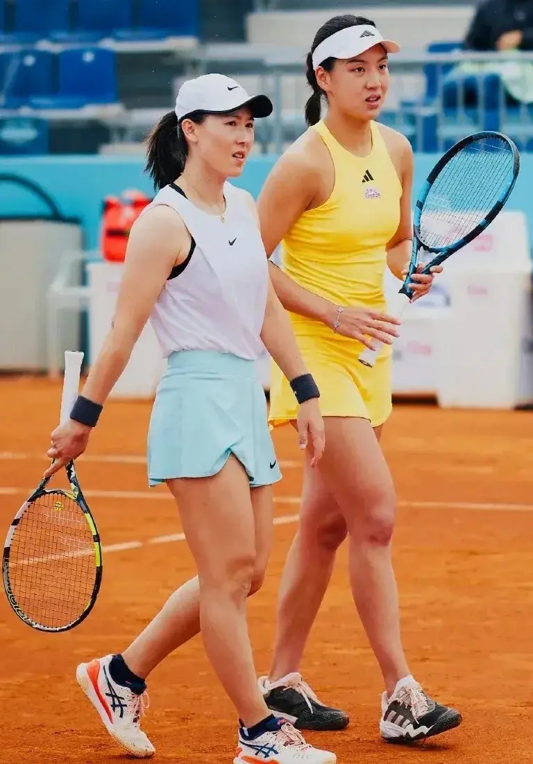 黑白直播在线观看-包含美国队以五球领先战胜对手,取得胜利的词条