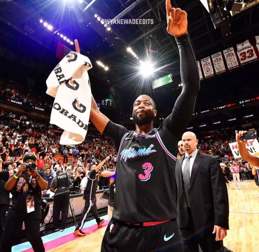 黑白直播在线观看nba-包含汉堡队主场压哨绝杀,拿下关键三分的词条