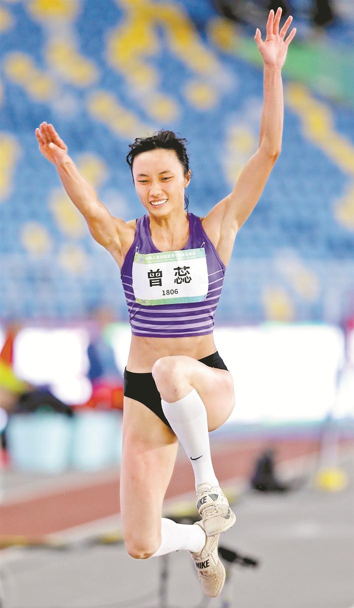 女子跳远选手紧张备战,力争登上领奖台的简单介绍 女子跳远选手紧张备战,力争登上领奖台的简单介绍