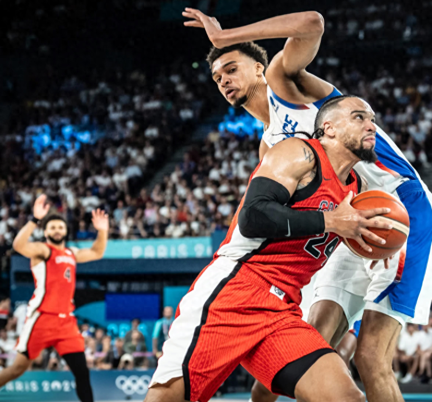 黑白直播在线观看-湖人鏖战加拿大男篮,戈贝尔绝境逆转