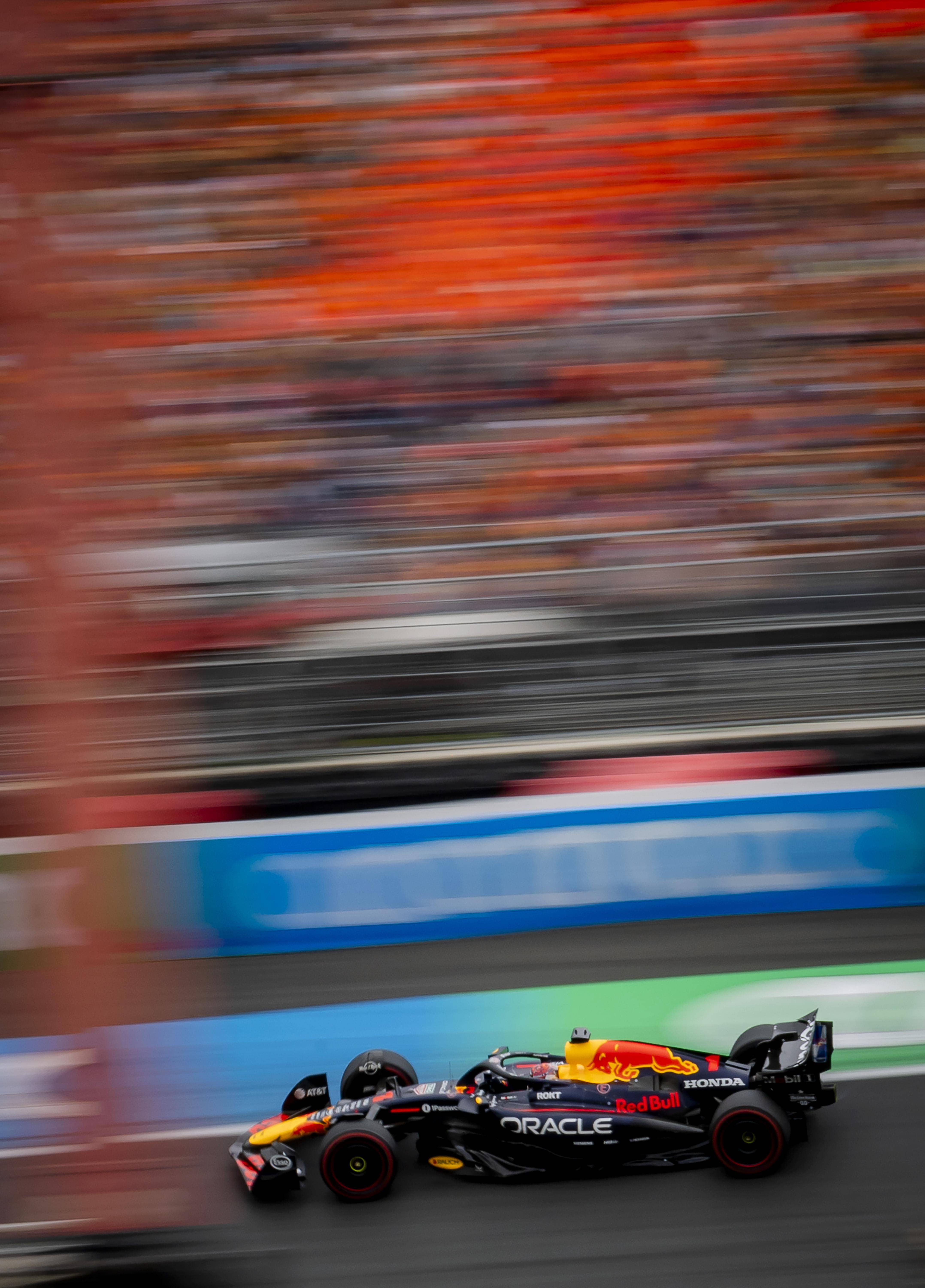 黑白直播-包含梅赛德斯轻取红牛车队，皮亚斯特里刷新纪录的词条