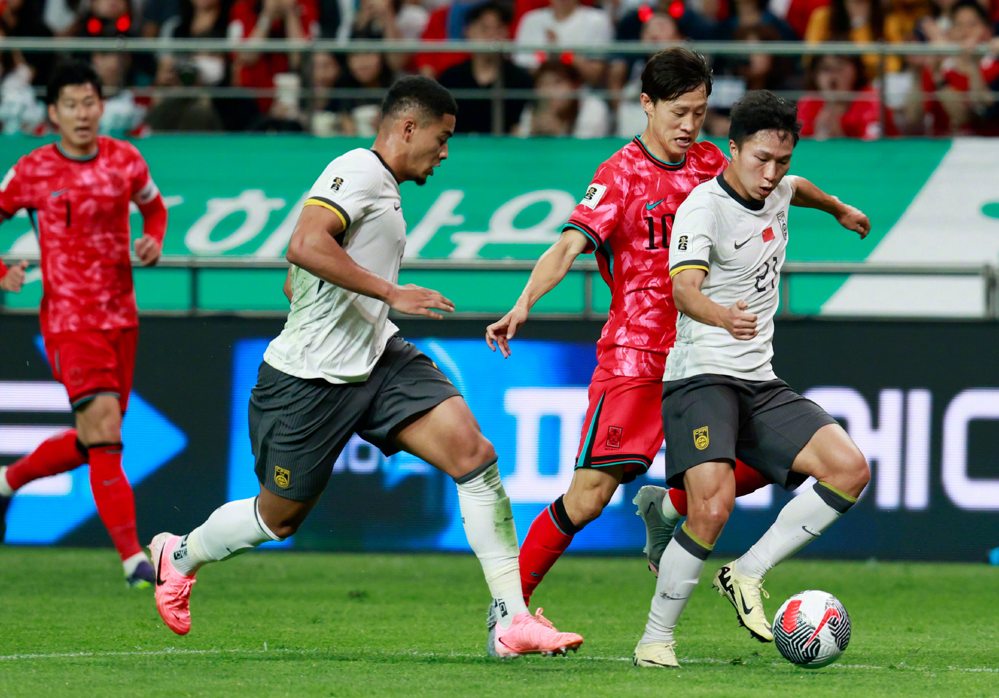 亚洲足球赛事中球队努力争取进步