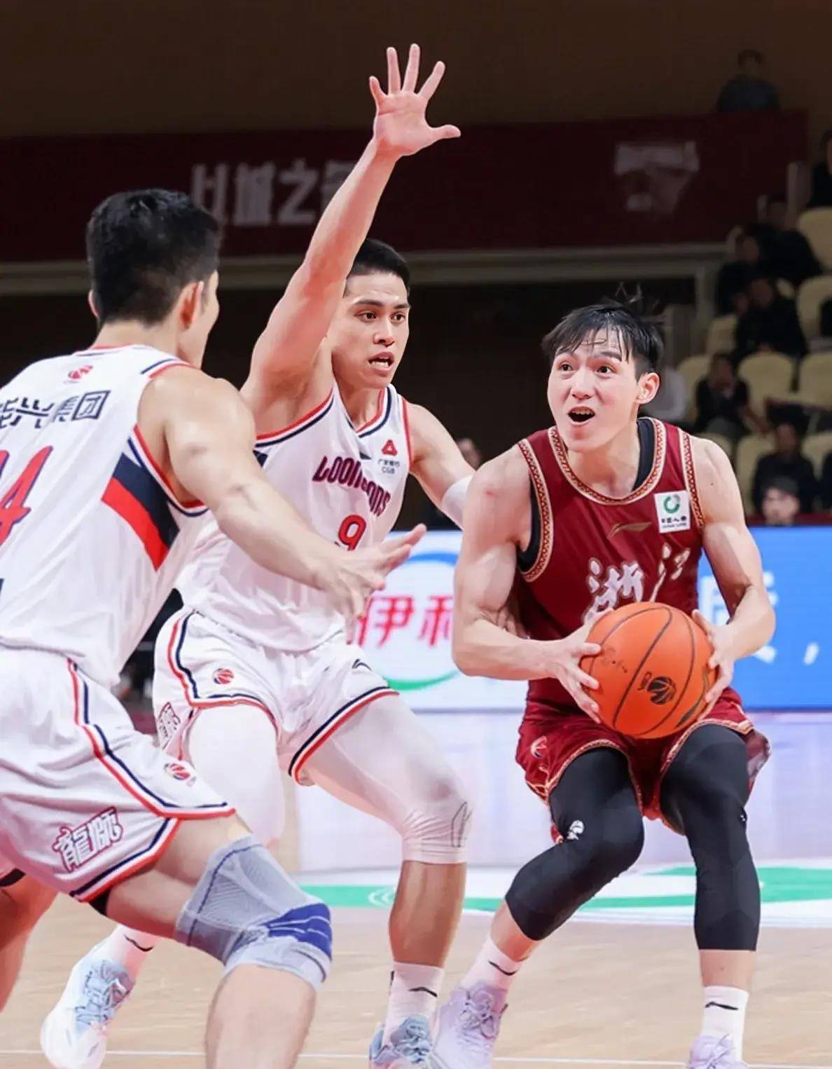 黑白直播体育-比利时冲垮秘鲁，黄喜灿在意甲焦点战接管比赛