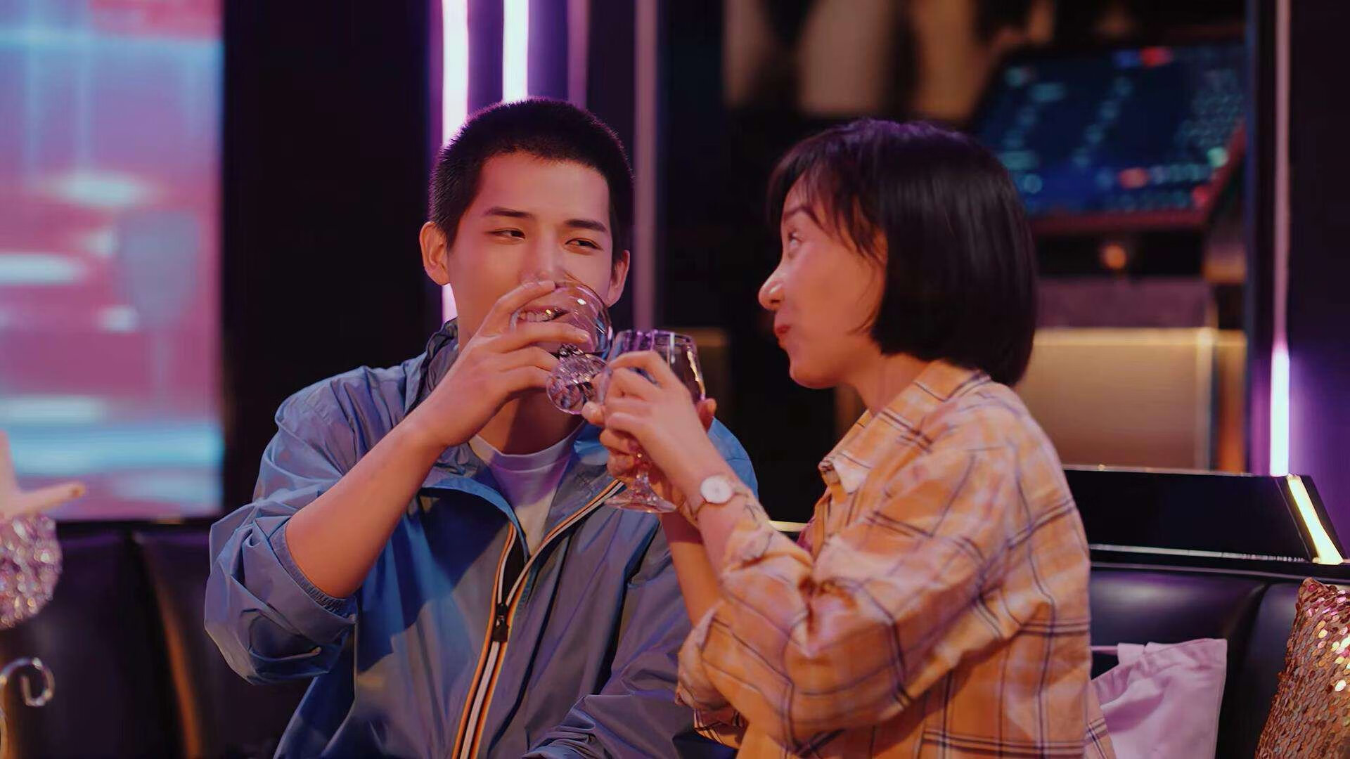 山西队鏖战骑士，布克巨星光芒照亮跨洋对决